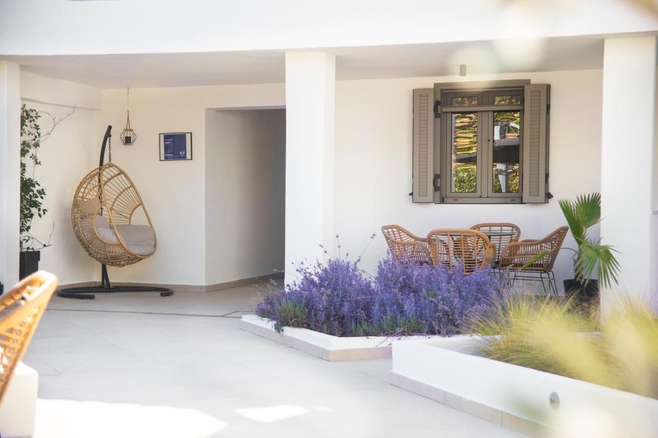 Araliki Suites Polychrono Habitación foto